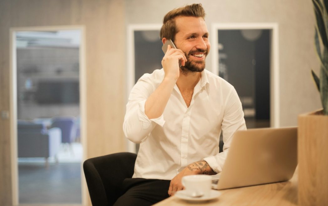 homme en chemise au telephone