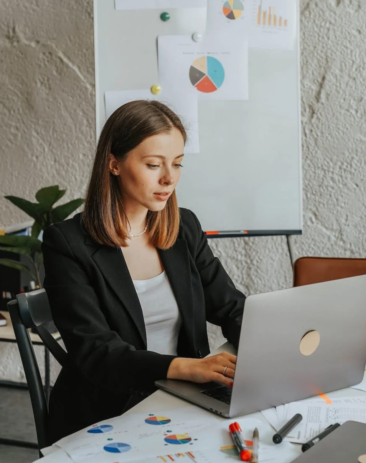 femme travaillant sur un ordinateur